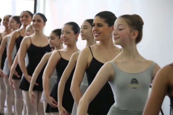 Única companhia de danças de cegos do mundo visita a Escola Bolshoi
