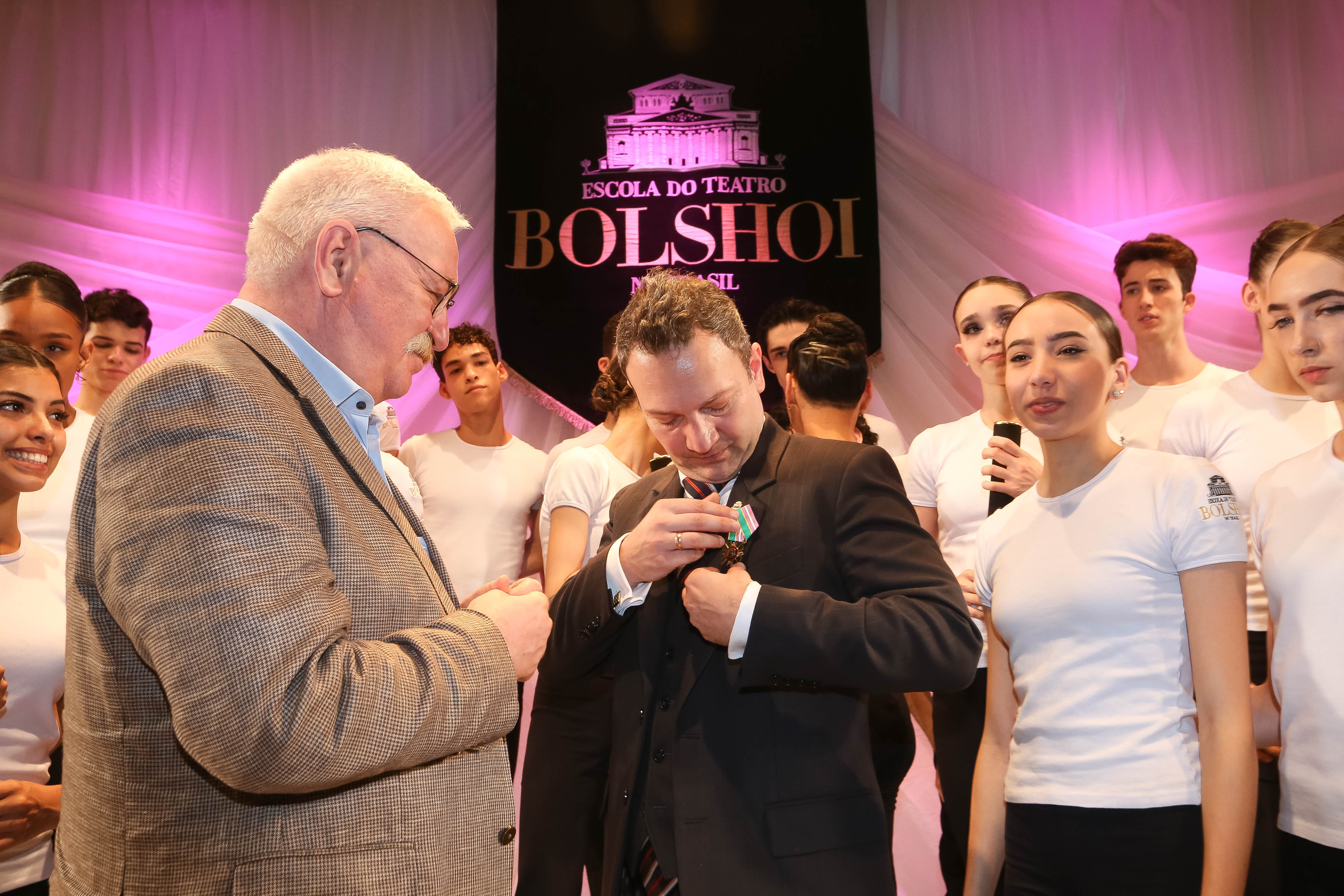 Diretor Pavel Kazarian é homenageado em formatura