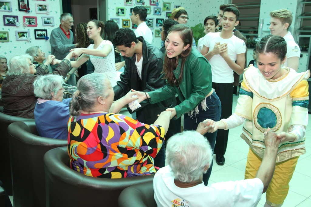 Alunos da Escola Bolshoi visitam idosos em Joinville
