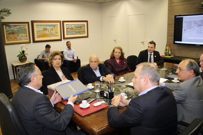 Entrega da sapatilha ao governador Raimundo Colombo