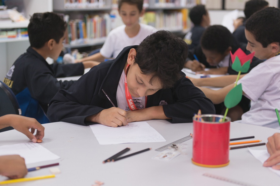 Detalhe aluno estudando